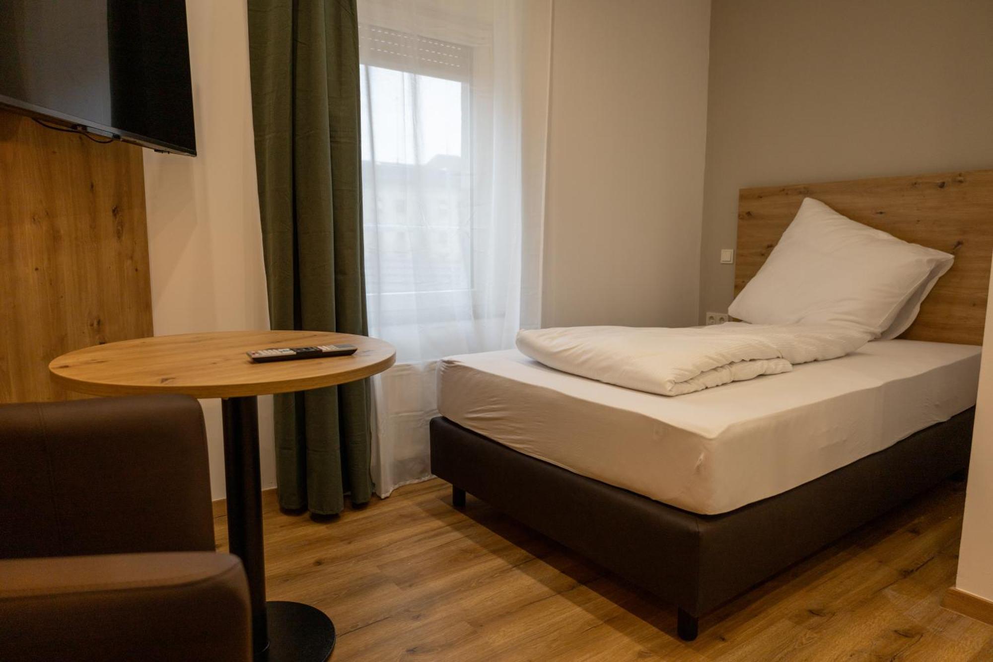 Hln Apartments Am Bahnhof Saarbrücken Buitenkant foto
